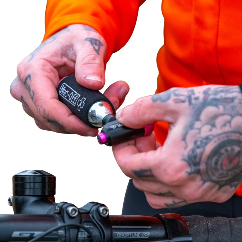 Pompka rowerowa Co2 Muc-Off Road Inflator Kit black