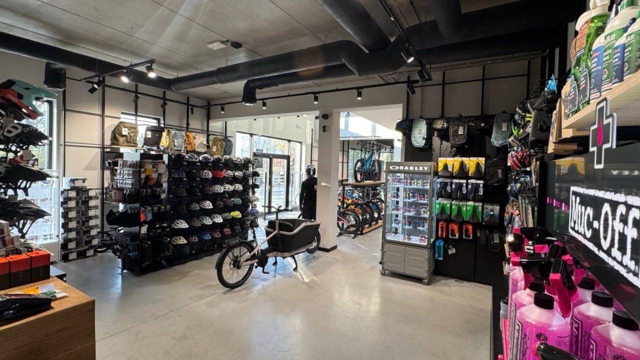 Budynek i wejście do salonu rowerowego ON-BIKE