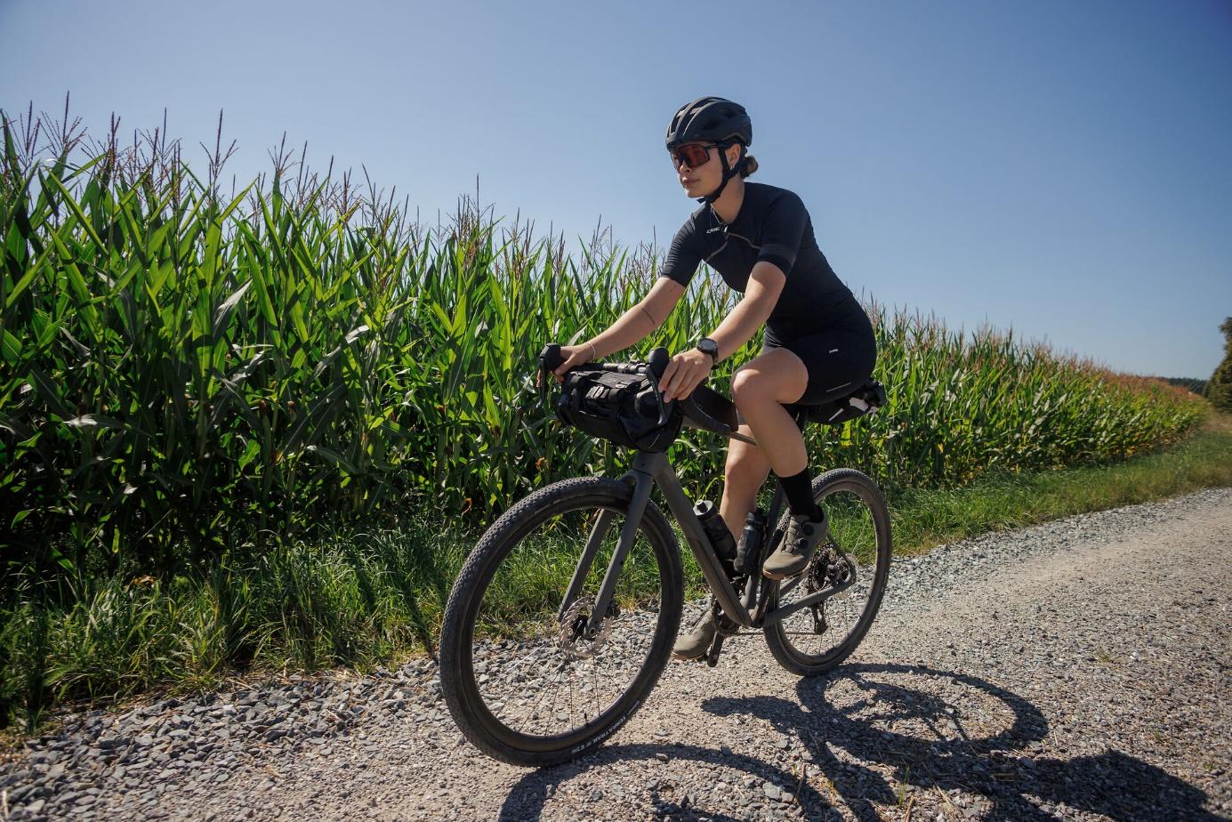 Rower gravel podczas jazdy po szutrowej drodze