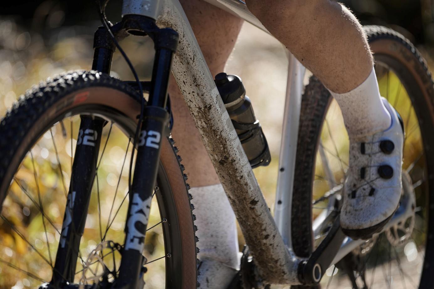 Rower górski MTB podczas jazdy w terenie